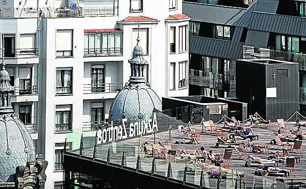 La azotea del Azkuna Zentroa, vista desde la terraza del hotel Ercilla. 