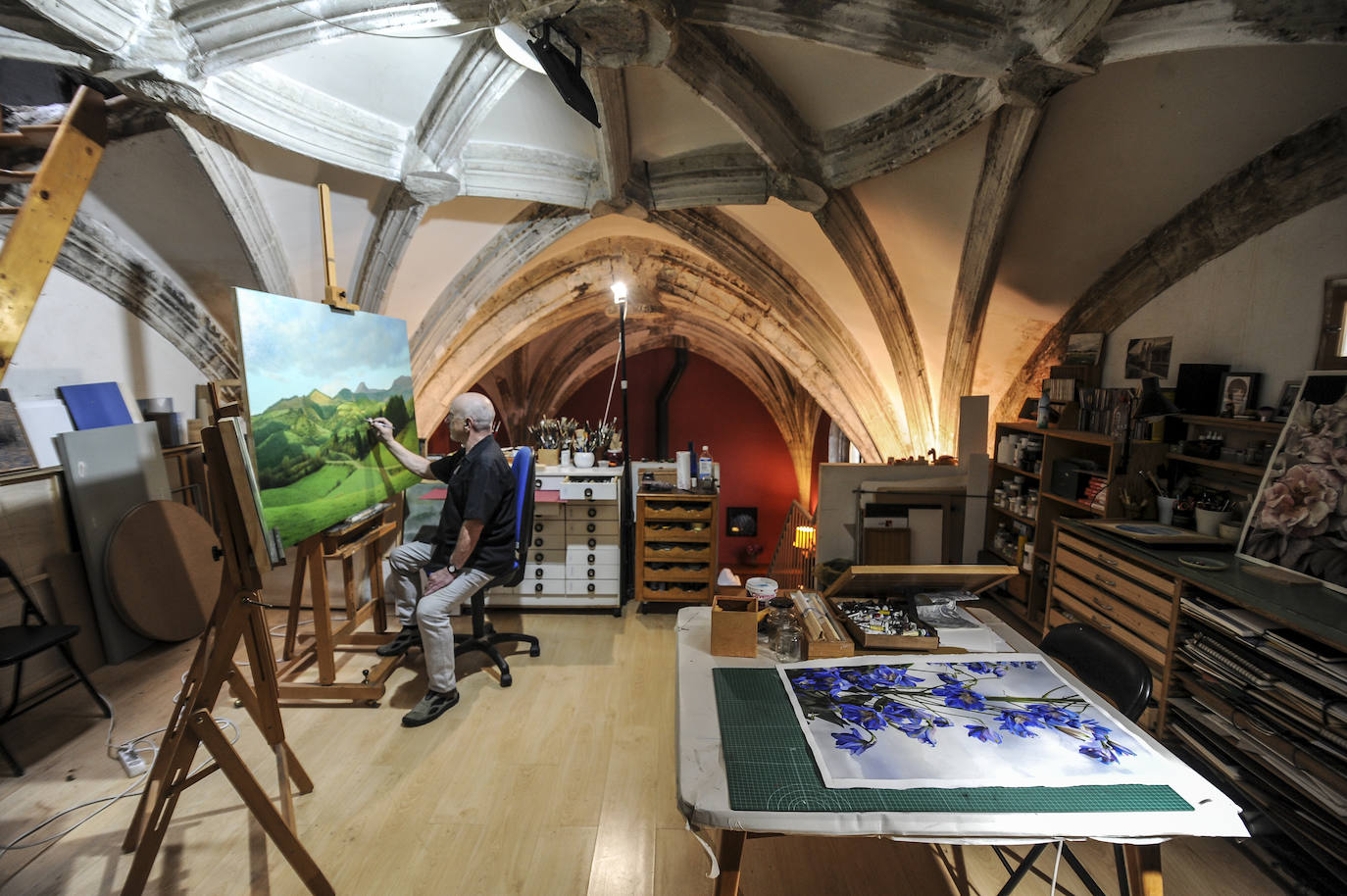 El artista Carlos Marcote eligió la antigua iglesia de Bolívar, un diminuto concejito a las afueras de Vitoria, para vivir y crear bajo una bóveda de crucería