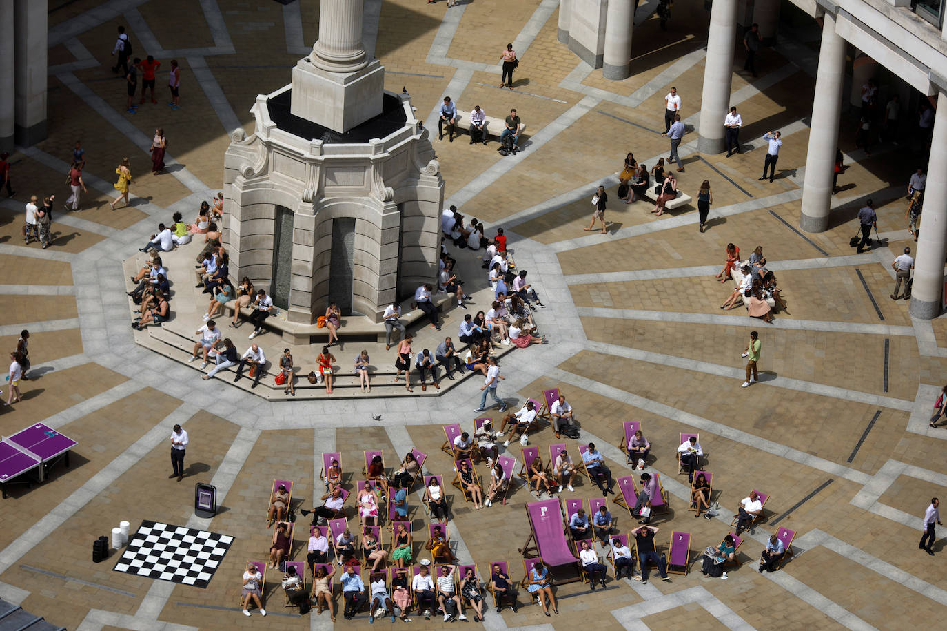 Vista aérea de personas descansando durante la hora de comida en Londres, Reino Unido.