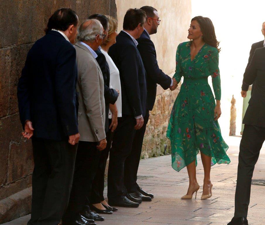 La reina ha clausurado este viernes su agenda oficial de la semana con un acto en su tierra. Doña Letizia ha presidido una vez más en Oviedo la conferencia inaugural de los cursos de verano de la Escuela Internacional de Música de la Fundación princesa de Asturias. En esta ocasión, se ha decantado por un diseño en color verde con motivos flores y falda asimétrica 'midi' muy favorecedor. Pertenece a la firma parisina Maje, a la que hasta ahora nunca había recurrido, por lo que se trata de una gran novedad en su armario. Se trata de un modelo de la colección primavera-verano de la marca, y hasta ahora se encontraba rebajado de 225 euros a 180. Sin embargo, malas noticias para las seguidoras de su estilo, porque está agotado en todas las tallas. Completa el look con unos stilettos destalonados de charol en tono nude de Carolina Herrera, que ya tiene en negro, azul marino y rojo. De joyas, Letizia ha elegido unos pendientes desmontables de aro dorado con piedras verdes en forma de talla lágrima de Coolook, una de sus joyerías favoritas.