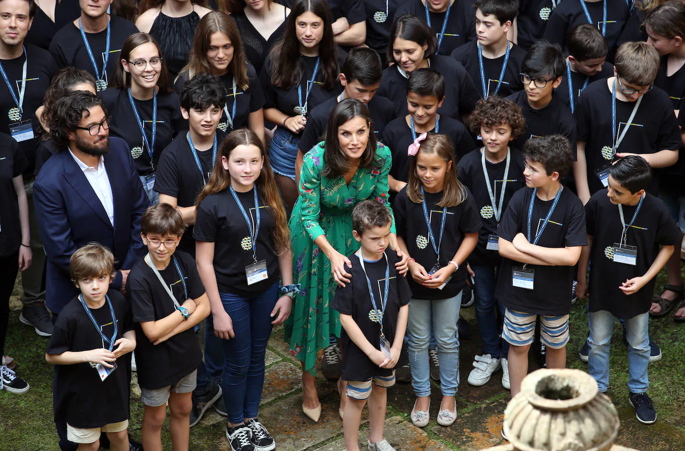 La reina ha clausurado este viernes su agenda oficial de la semana con un acto en su tierra. Doña Letizia ha presidido una vez más en Oviedo la conferencia inaugural de los cursos de verano de la Escuela Internacional de Música de la Fundación princesa de Asturias. En esta ocasión, se ha decantado por un diseño en color verde con motivos flores y falda asimétrica 'midi' muy favorecedor. Pertenece a la firma parisina Maje, a la que hasta ahora nunca había recurrido, por lo que se trata de una gran novedad en su armario. Se trata de un modelo de la colección primavera-verano de la marca, y hasta ahora se encontraba rebajado de 225 euros a 180. Sin embargo, malas noticias para las seguidoras de su estilo, porque está agotado en todas las tallas. Completa el look con unos stilettos destalonados de charol en tono nude de Carolina Herrera, que ya tiene en negro, azul marino y rojo. De joyas, Letizia ha elegido unos pendientes desmontables de aro dorado con piedras verdes en forma de talla lágrima de Coolook, una de sus joyerías favoritas.