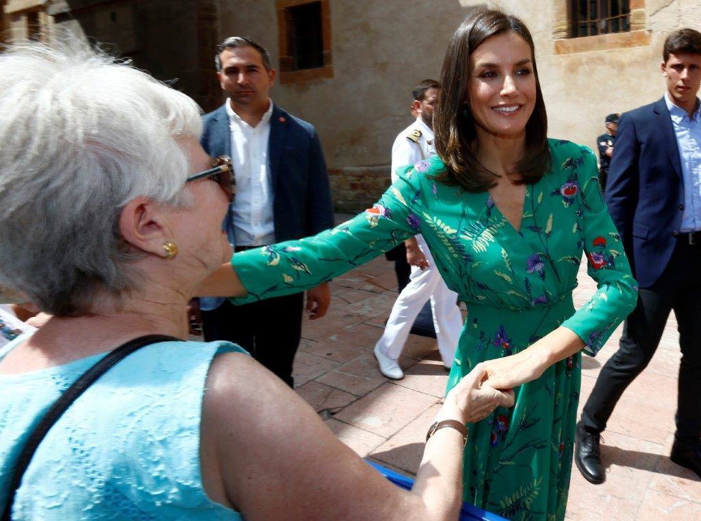 La reina ha clausurado este viernes su agenda oficial de la semana con un acto en su tierra. Doña Letizia ha presidido una vez más en Oviedo la conferencia inaugural de los cursos de verano de la Escuela Internacional de Música de la Fundación princesa de Asturias. En esta ocasión, se ha decantado por un diseño en color verde con motivos flores y falda asimétrica 'midi' muy favorecedor. Pertenece a la firma parisina Maje, a la que hasta ahora nunca había recurrido, por lo que se trata de una gran novedad en su armario. Se trata de un modelo de la colección primavera-verano de la marca, y hasta ahora se encontraba rebajado de 225 euros a 180. Sin embargo, malas noticias para las seguidoras de su estilo, porque está agotado en todas las tallas. Completa el look con unos stilettos destalonados de charol en tono nude de Carolina Herrera, que ya tiene en negro, azul marino y rojo. De joyas, Letizia ha elegido unos pendientes desmontables de aro dorado con piedras verdes en forma de talla lágrima de Coolook, una de sus joyerías favoritas.