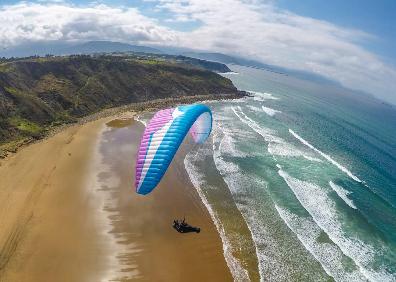 Imagen secundaria 1 - Maite Uribarri sobrevolando San Juan de Gaztelugatxe y una playa vizcaína. 