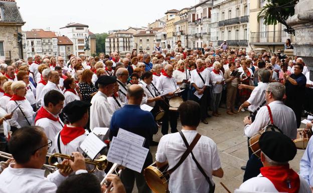 Los Auroros anunciando las fiestas de La Blanca el año pasado. 