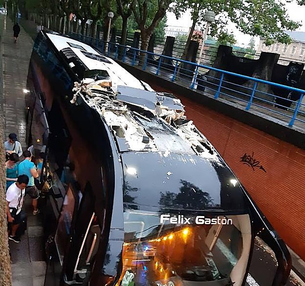 El techo del autobús quedó destrozado. 