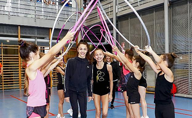 Las jóvenes Salma Solaun y Teresa Gorospe. 