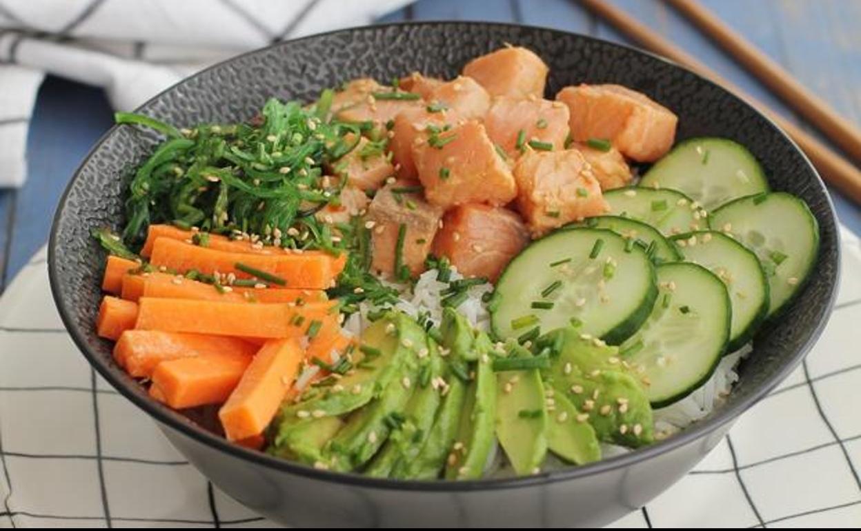 Así puedes cocinar poké de salmón, el plato hawaiano de moda