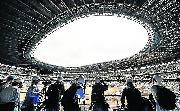 Un grupo de fotógrafos, en el interior del estadio olímpico. 