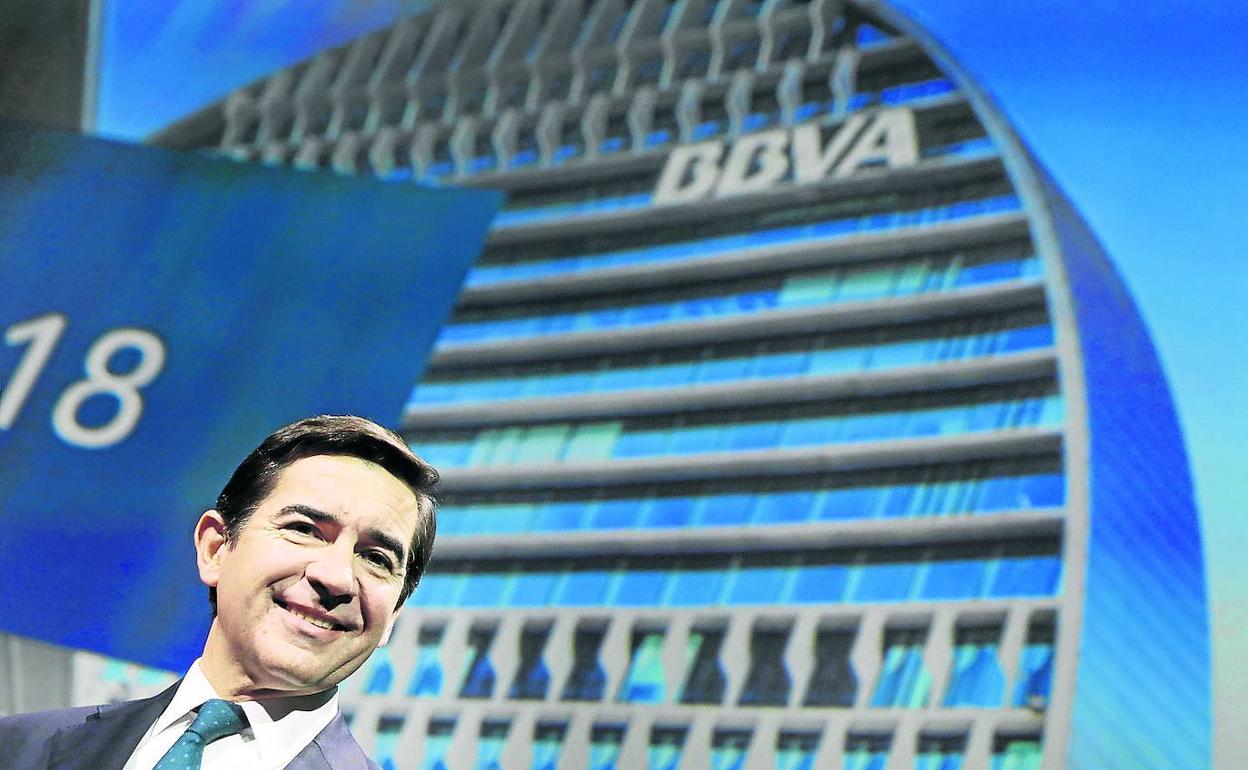 Carlos Torres, actual presidente de BBVA, en una imagen con la sede de la entidad financiera en Madrid.