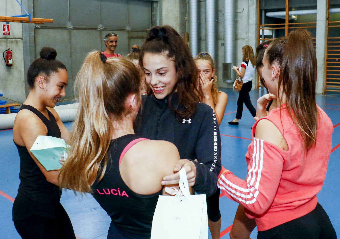 Fotos: Emotivo recibimiento a Salma Solaun de sus compañeras