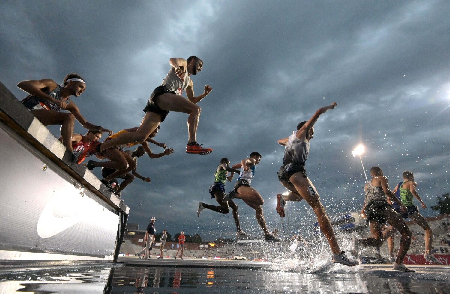 Corredores sobre el salto de agua en un gran combate durante el Campeonato de la USATF en el Estadio Drake, Des Moines, EE UU
