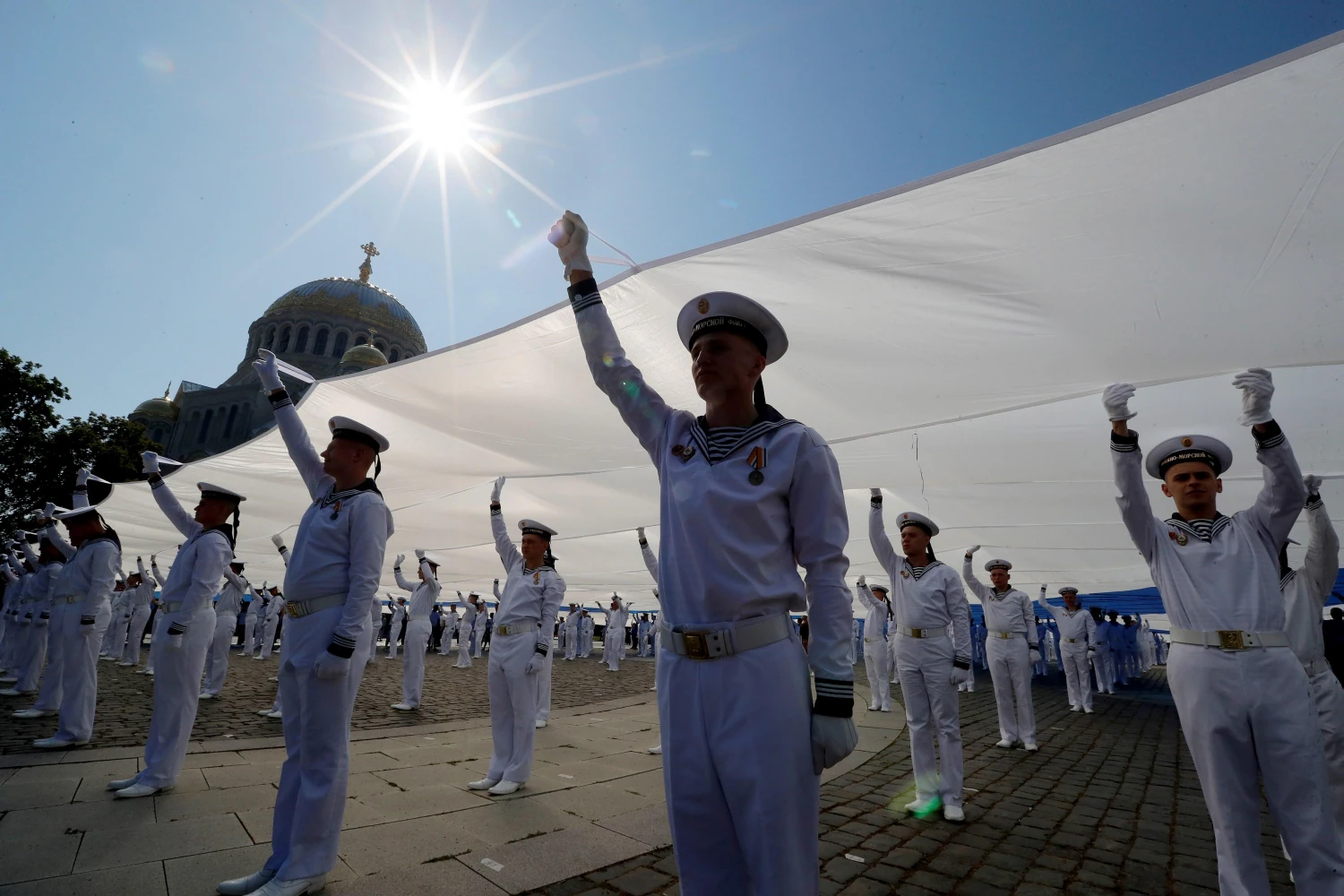 Varios marineros sostienen la bandera de Saint Andrew en la plaza Anchor de Kronstadt (Rusia), durante el desfile realizado con motivo del Día de la Armada de Rusia