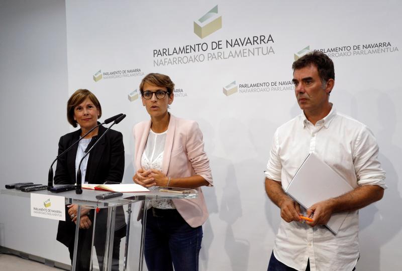 María Chivite y el secretario de Organización del PSN, Ramón Alzórriz, en el Parlamento navarro.
