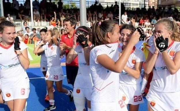 Las jugadoras celebran la victoria.