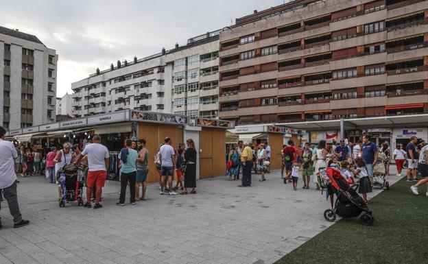 Los puestos han abandonado el paseo de la Senda para colocarse en Santa Bárbara este año. 