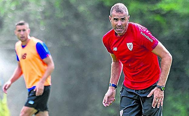 Garitano da instrucciones en Marienfeld.