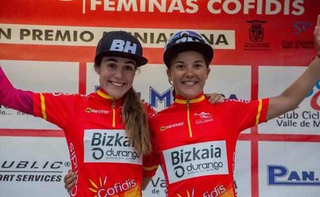 Las dos ciclistas en el podio.