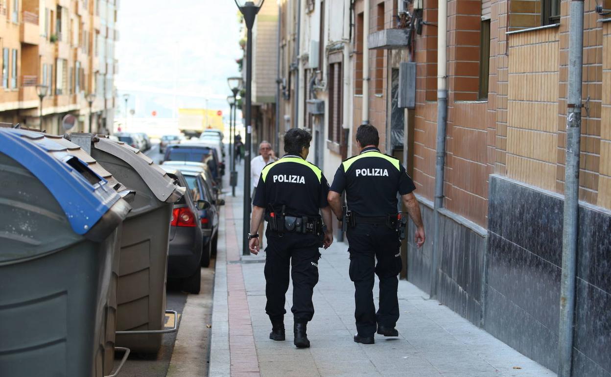 Dos agentes por las calles del municipio fabril. 