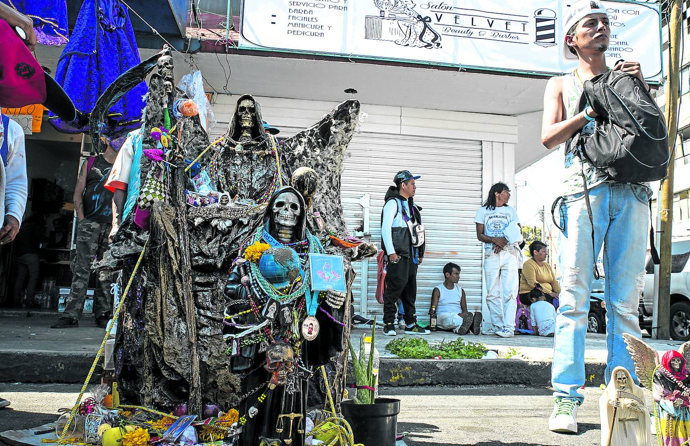 El culto a la Santa Muerte es una de las curiosidades del barrio. 