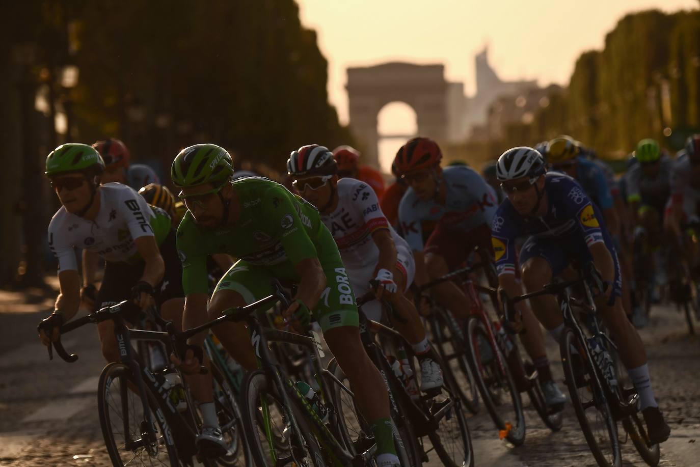 «Esto es como la droga, un vicio, ganas el Tour y ya piensas en otro», confesó el sábado tras sentenciar la carrera Egan Bernal, con la ingenuidad y el descaro de sus 22 años. Pero el debate en el mundo del ciclismo está abierto: ¿Puede marcar una era?