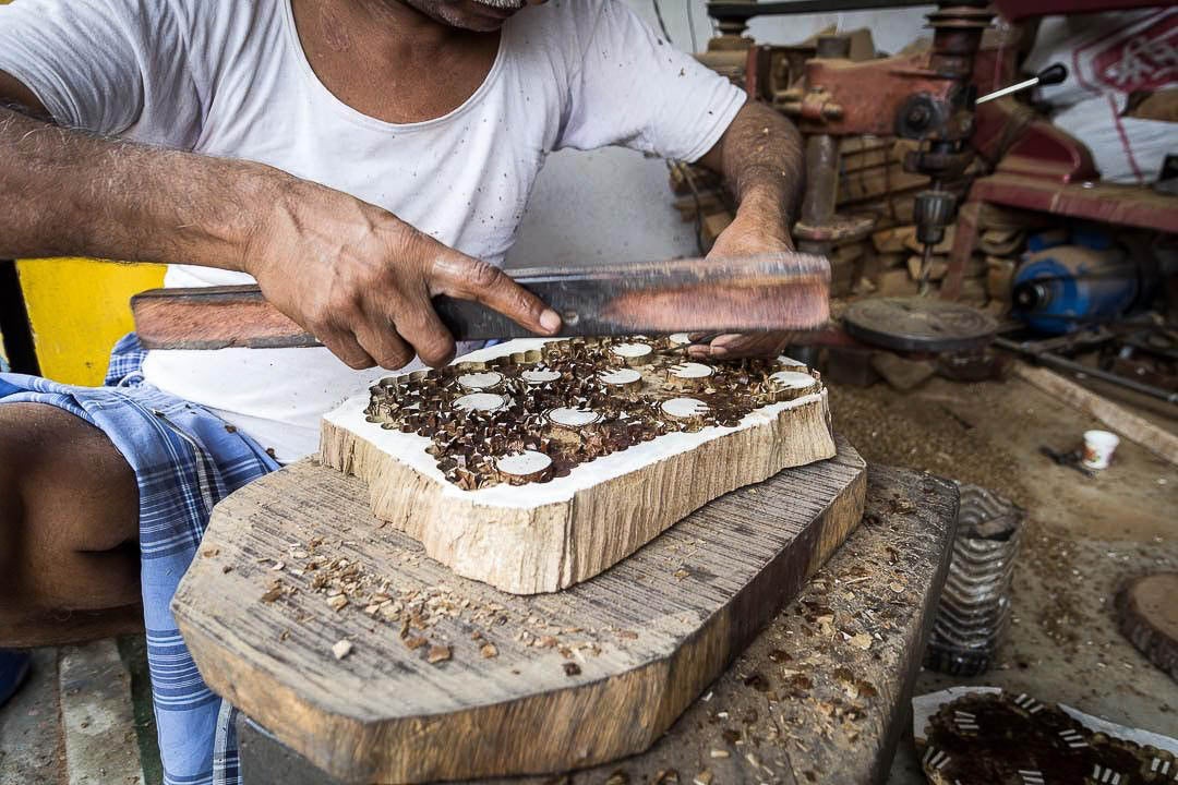 Los colores, tejidos y texturas de Oriente Medio dan vida a las prendas y complementos que diseña Maitane Bilbao en su estudio de Durango