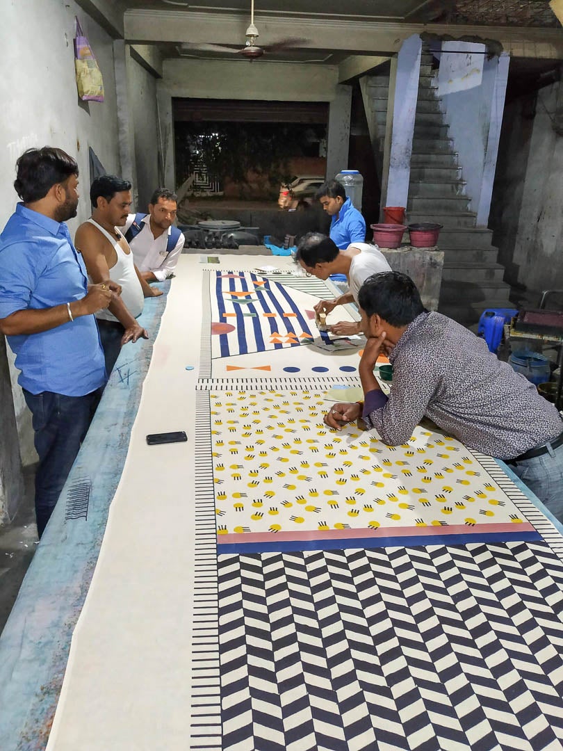 Los colores, tejidos y texturas de Oriente Medio dan vida a las prendas y complementos que diseña Maitane Bilbao en su estudio de Durango