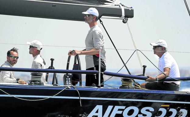 Don Felipe, en la pasada edición de la Copa del Rey, al timón del 'Aifos 500', con el que este verano volverá a regatear en aguas de la isla. :