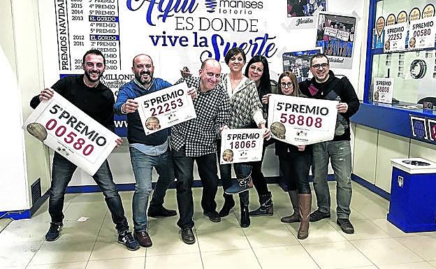 Rafael Sanchís, segundo por la izquierda, en su administración de Manises.