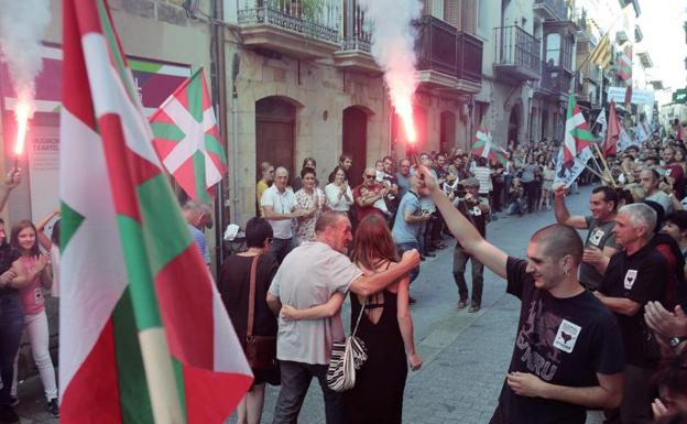 Xabier Ugarte fue recibido en las calles de Oñati por centenares de personas que le aplaudieron y encendieron bengalas.