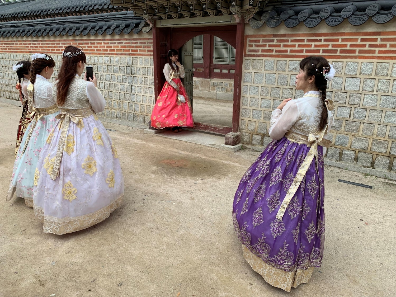 Turistas vestidas con trajes tradicionales coreanos visitan el Palacio Gyeongbokgung en Seúl, Corea del Sur