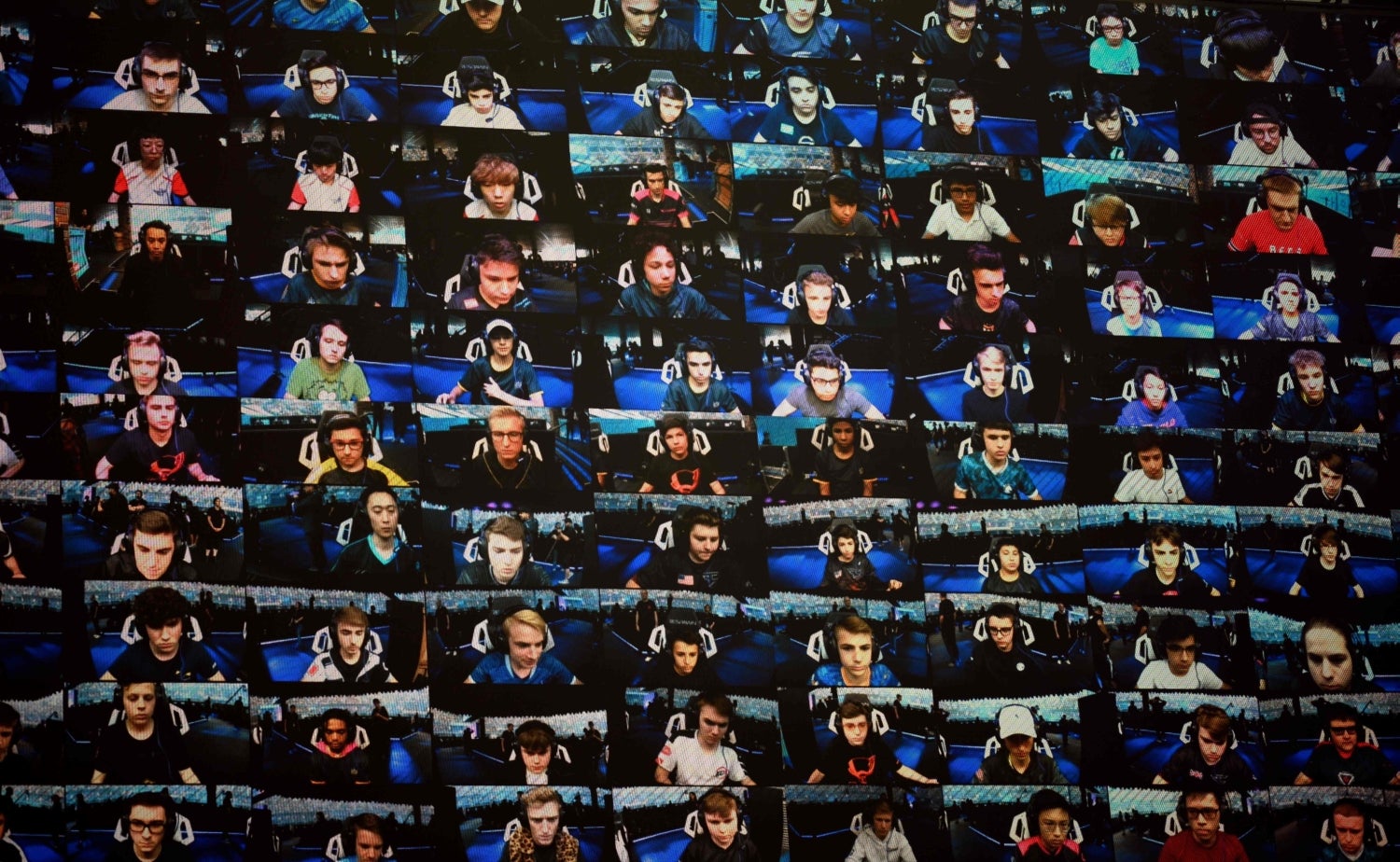 Jugadores son vistos en una pantalla de TV durante la final de la Copa Mundial Fortnite 2019, en el Estadio Arthur Ashe, en la ciudad de Nueva York.