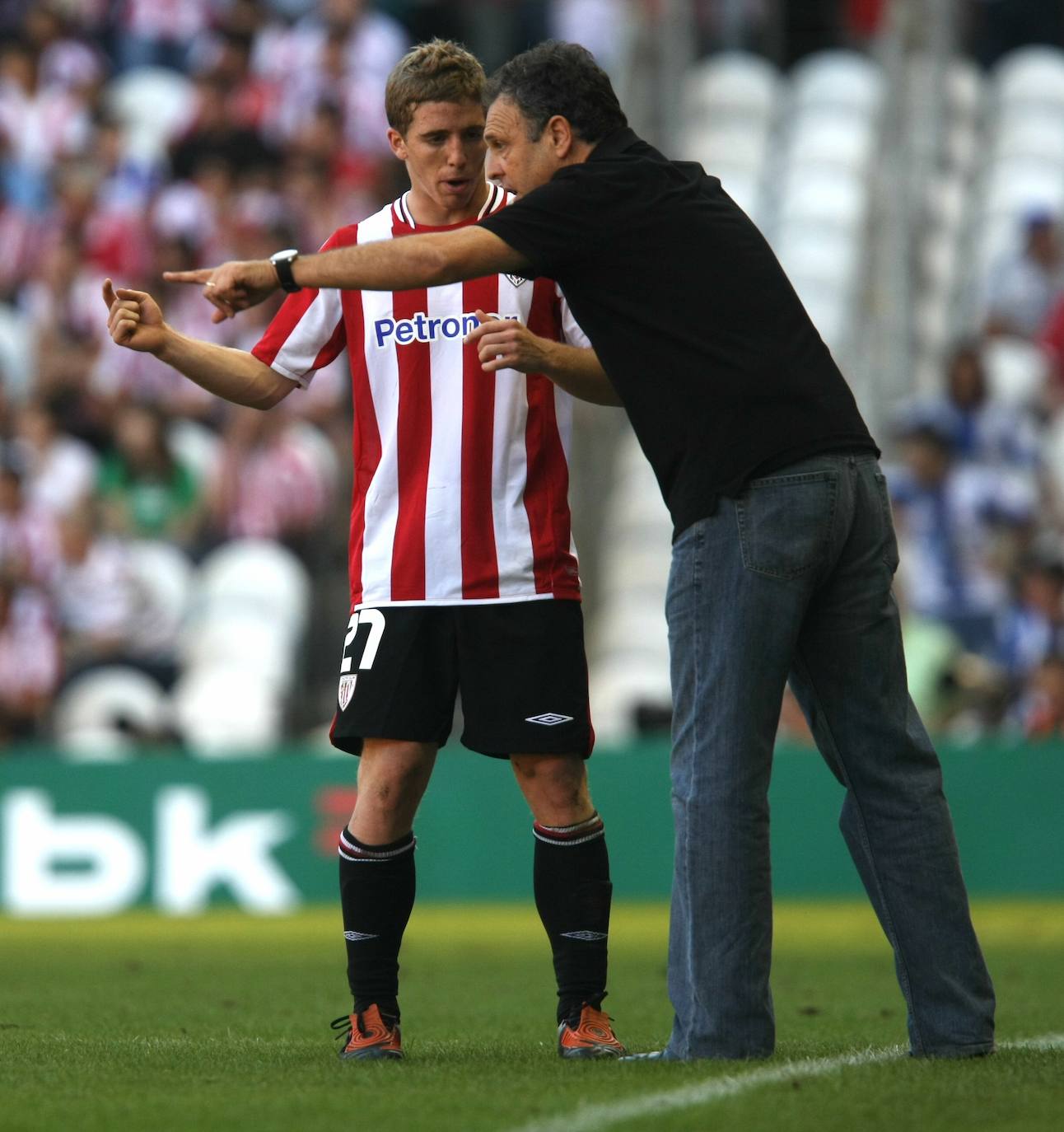 Recibiendo instrucciones del entonces entrenador Joaquín Caparrós, en 2009.