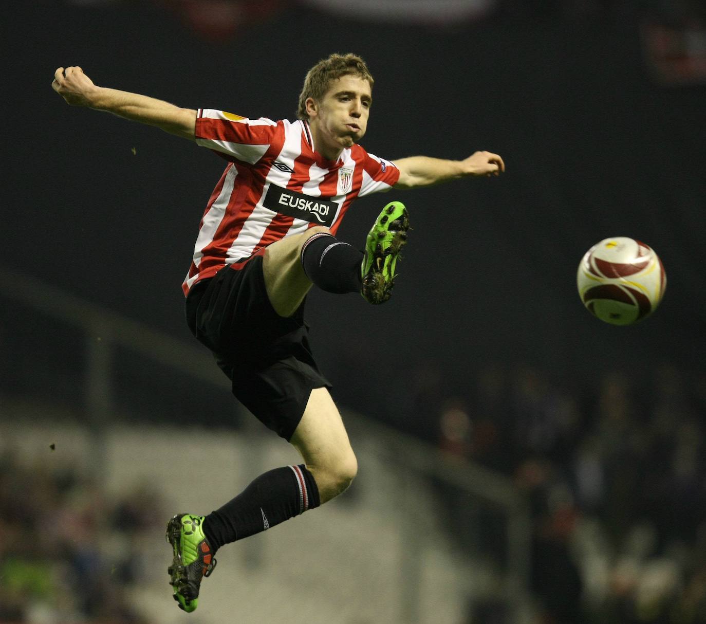 Muniain trata de controlar un balón desde el aire en un partido de 2010.