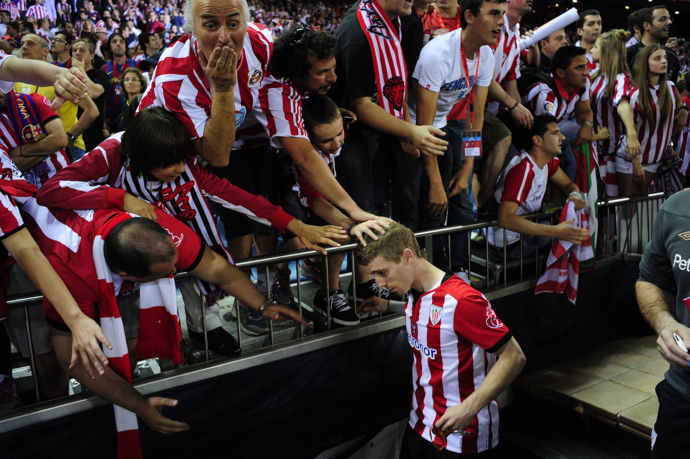 La afición consuela a Muniain tras perder la final de Copa en 2012.