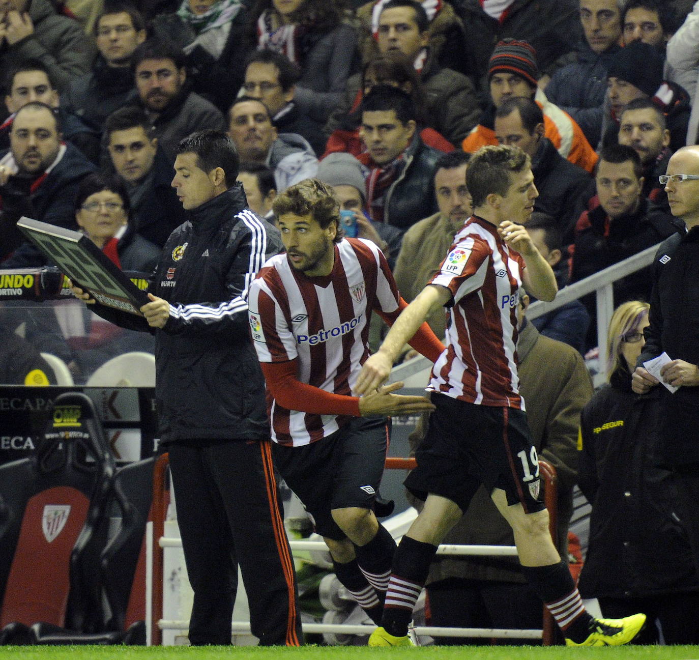 Muniain, dirigiéndose al banquillo tras ser susituido en un partido de 2013 por Fernando Llorente.