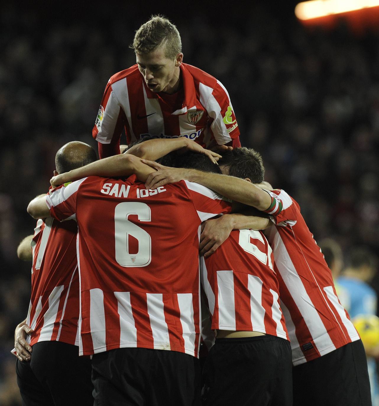 Celebrando un gol con la plantilla rojiblanca en 2013.