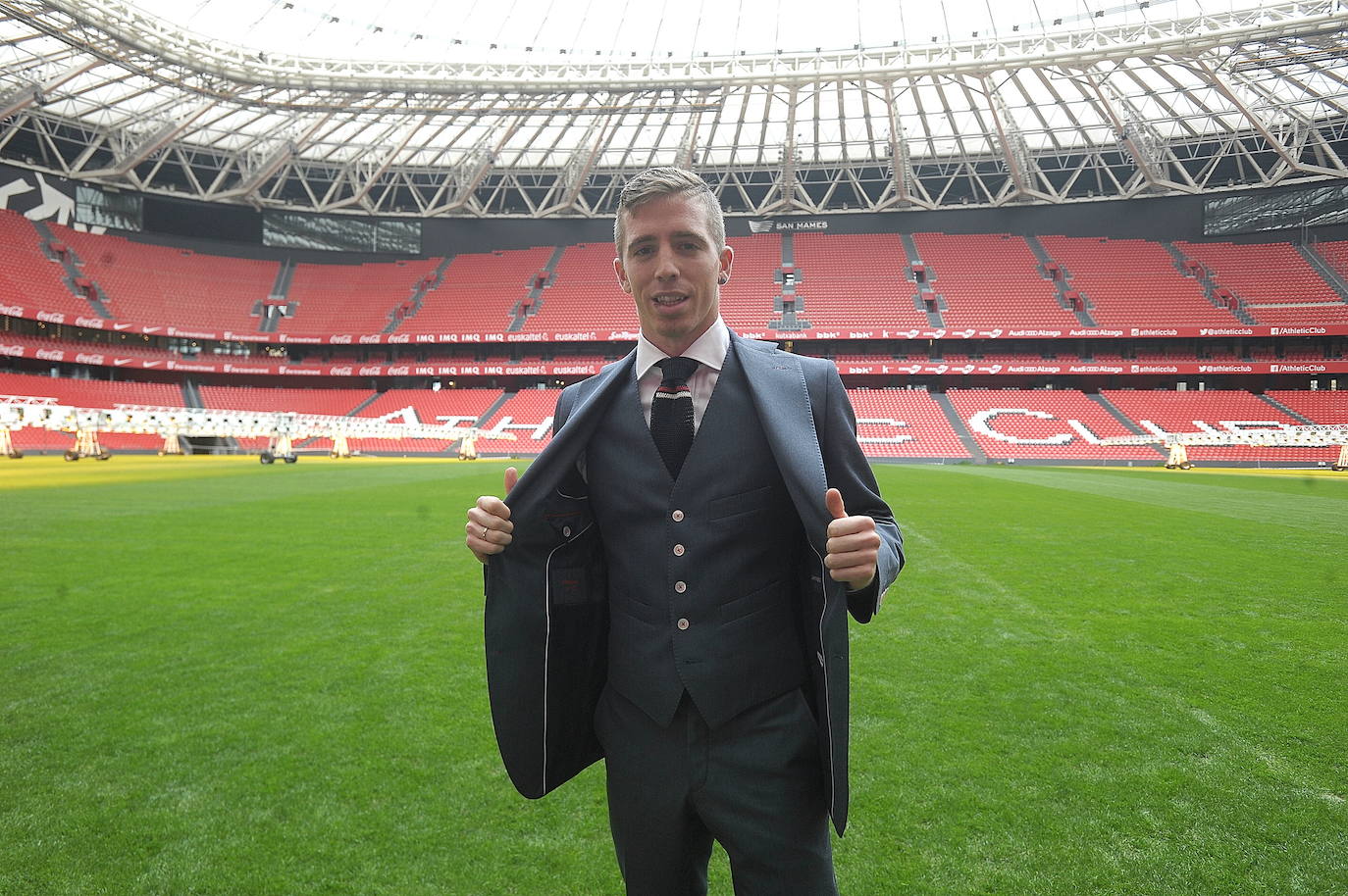 Posando con traje en el interior del estadio de San Mamés.