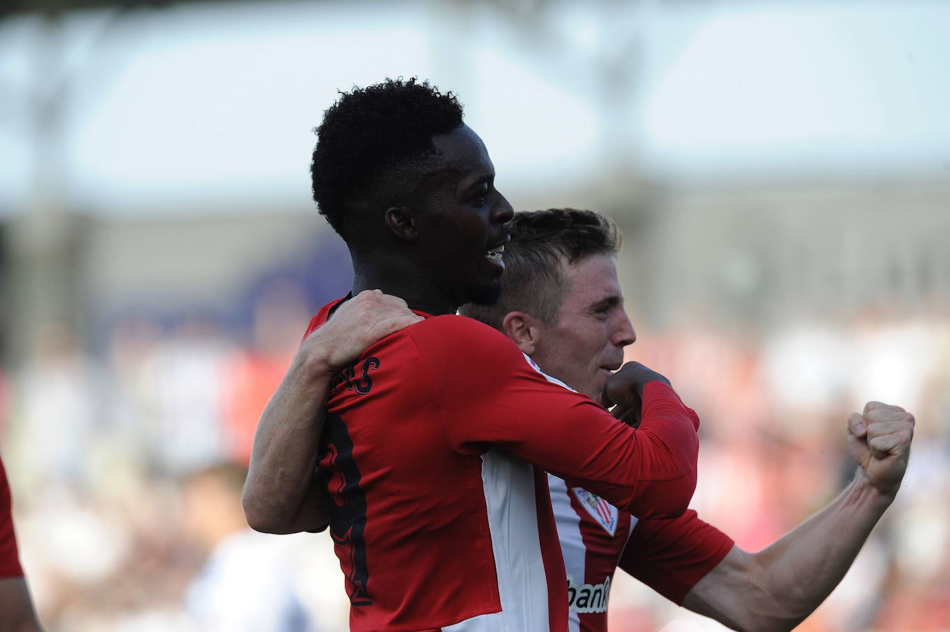 Celebrando un triunfo junto a su compañero de plantilla y amigo Iñaki Williams.