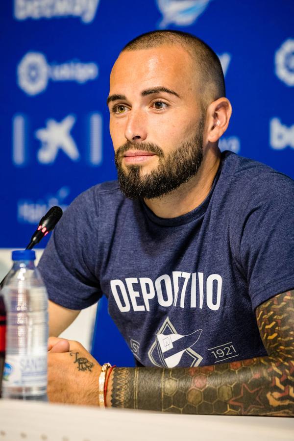 Fotos: El Alavés presenta a Aleix Vidal