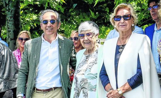 En el centro de la imagen, Elisa Del Campo, pionera del tenis alavés y homenajeada en la final. 