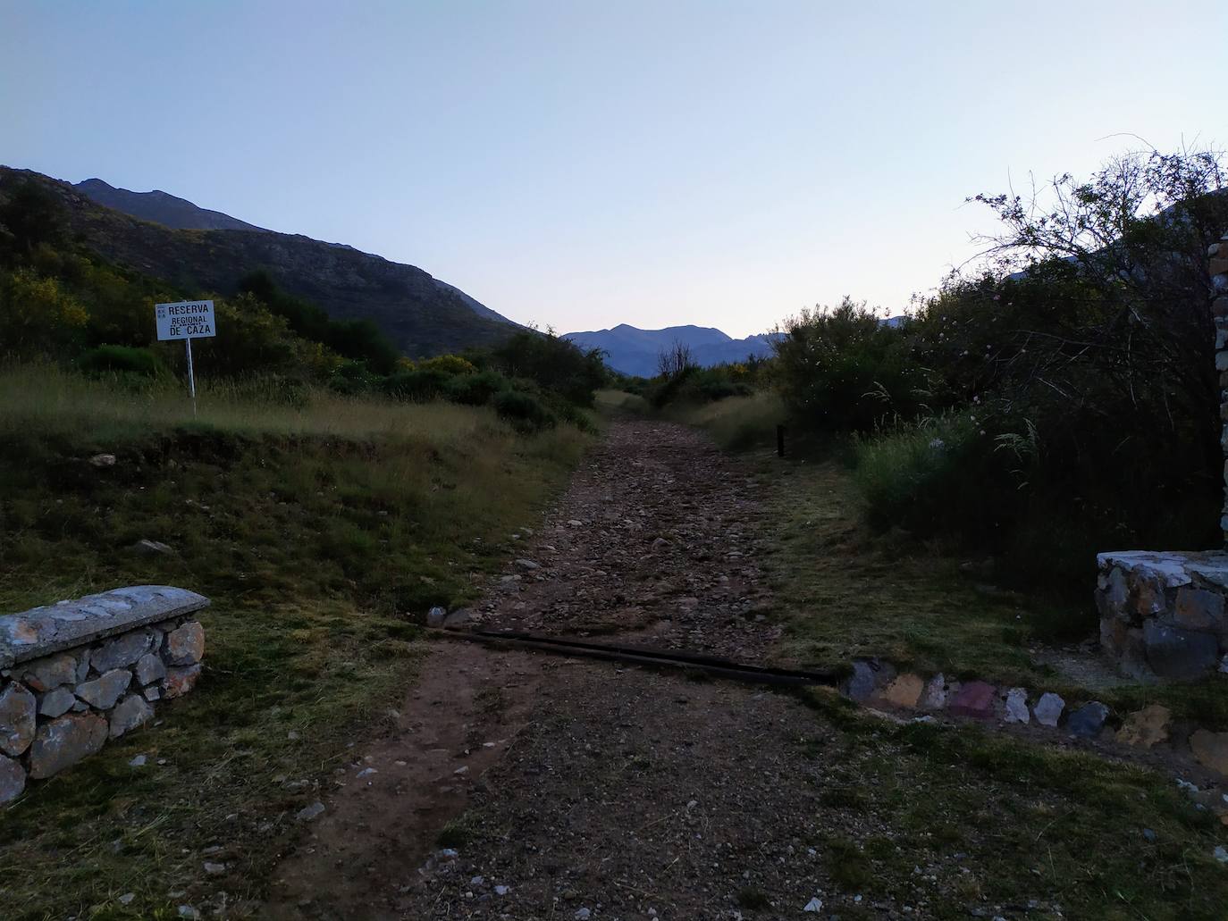 El comienzo de la ruta desde el aparcamiento de Pino Llano, en Cardaño de Arriba. Para ascender por la cara este del Espigüete, hay que avanzar apenas 200 metros para girar a la izquierda. Si se sigue recto, se llega a la preciosa cascada de Mazobre.