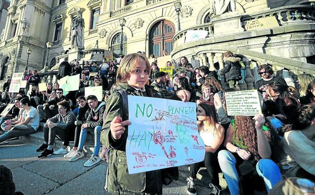 Fridays for Future, uno de los impulsores de la moción, durante una protesta.