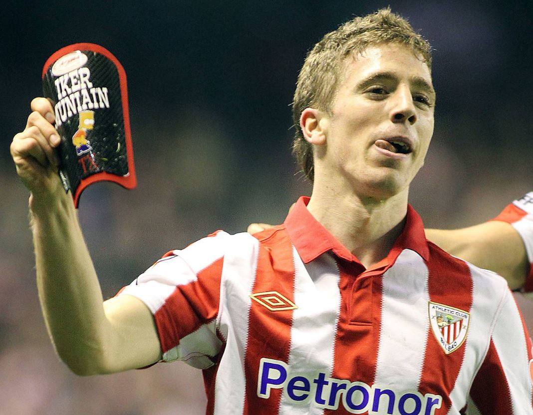 Muniain muestra su espinillera de Bart Simpson. Fue apodado así por sus compañeros.