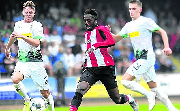 Williams corre entre dos rivales en Velbert.