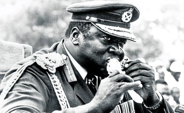 El temible dictador de Uganda Idi Amin da cuenta de un muslo de pollo durante un desfile.