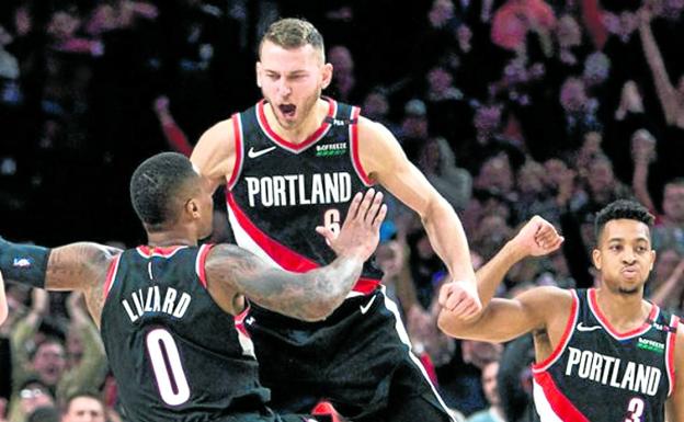 Lillard y McCollum celebran un triple de Stauskas, que jugó su mejor baloncesto con los Trail Blazers.