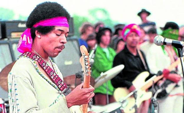 Hendrix, durante su actuación en Woodstock.