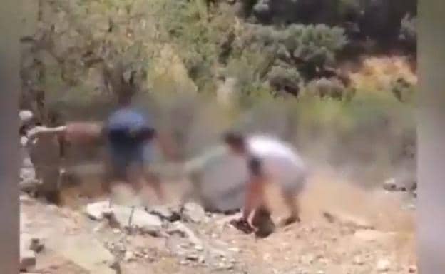 El hombre que tiró un frigorífico al monte en Almería lo recoge y se expone a una multa de 45.000 euros