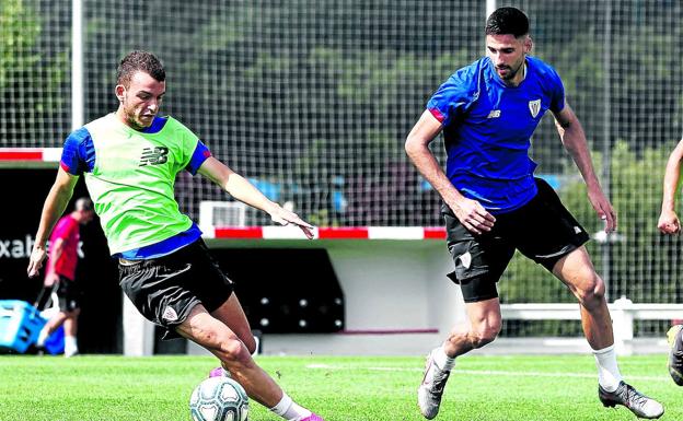 Íñigo Vicente intenta superar a Kenan Kodro en la sesión de entrenamiento de ayer en Lezama.