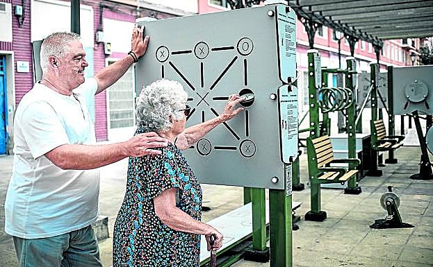 Jon con su madre, Lali, en la plaza de Levante, en el barrio de San Ignacio.